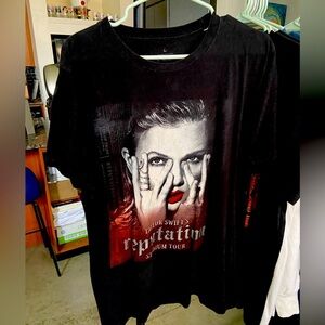 Taylor Swift Reputation Stadium tour black t shirt Sz: L
